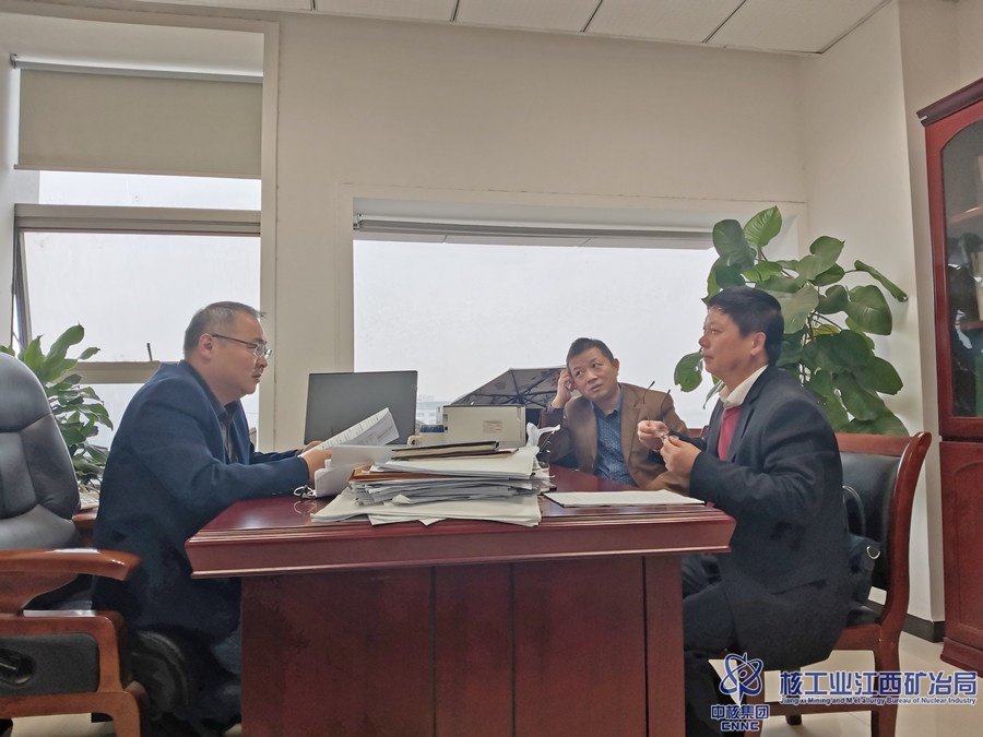 七二一社區(qū)堯德祥向撫州市國(guó)資委副主任楊小平匯報(bào)工作時(shí)的情景_副本.jpg